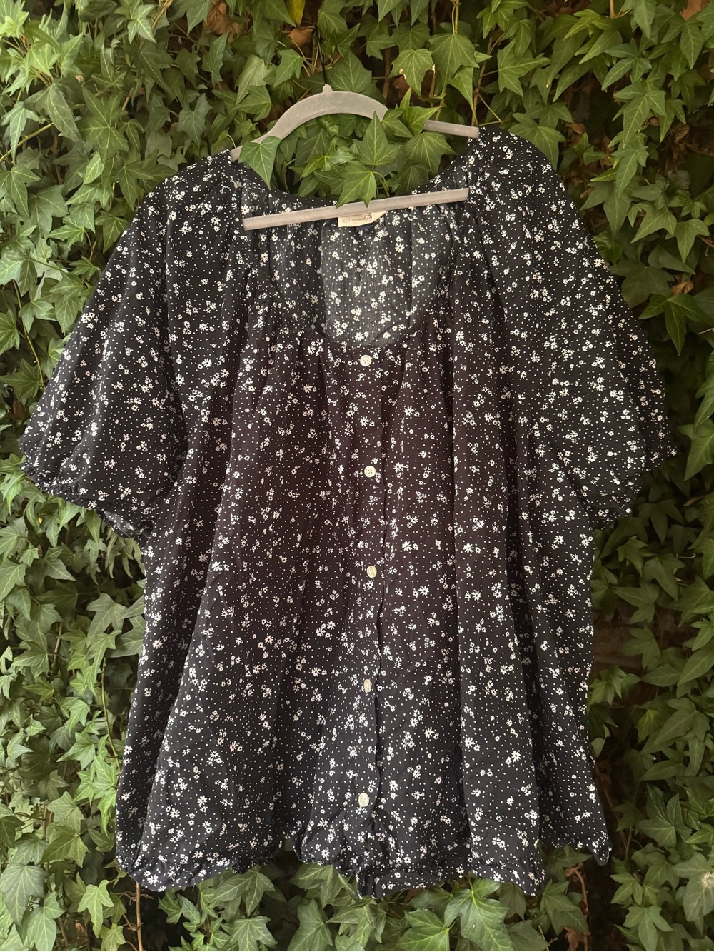 Universal Thread Black and White Floral Button-Up Blouse